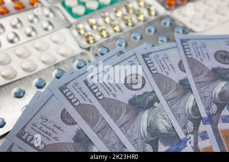 Coût de l'assurance maladie aux Etats-Unis photo concept. DOLLARS AMÉRICAINS et pilules. Concept du système de santé américain. Banque D'Images