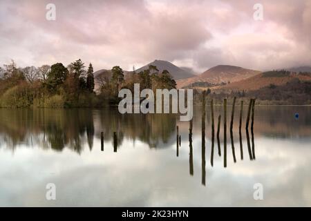 Les montagnes du Lake District se reflètent dans l'eau encore de Derwentwater à Keswick Banque D'Images