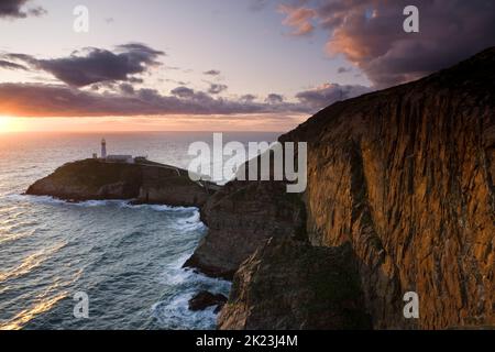 Phare de South Stack sur l'île d'Anglesey, au Pays de Galles, Royaume-Uni Banque D'Images