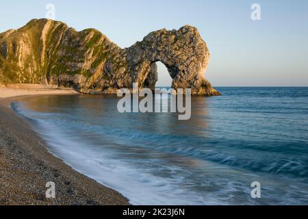 Durdle Door est un passage de calcaire naturel sur la côte jurassique du Dorset Banque D'Images