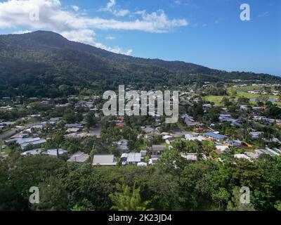 Photo aérienne de la propriété tropicale dans la chaîne de montagnes Banque D'Images
