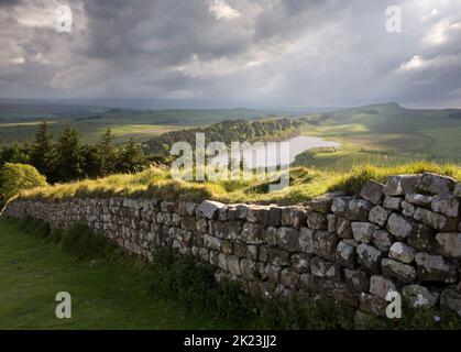 Mur d'Hadrien à Hotbank Crags à vers Crag Lough dans le Parc National de Northumberland, Angleterre Banque D'Images