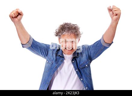 Comme un gagnant. Studio photo d'un homme mûr enthousiaste avec ses bras levés isolés sur blanc. Banque D'Images