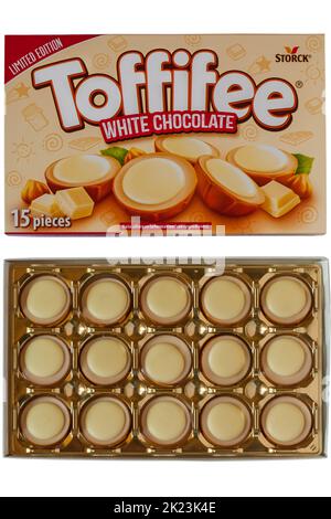 Boîte de l'édition limitée Toffifee White Chocolate de Storck ouvert pour montrer le contenu isolé sur fond blanc Banque D'Images