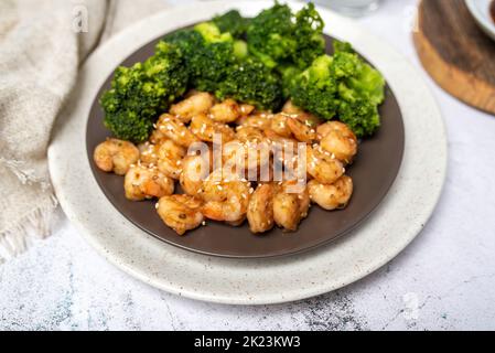 Crevettes et brocoli, plat riche en protéines et pauvre en calories. Graines de sésame à la sauce teriyaki. FACILE CREVETTES ET BROCOLI REMUER FRY. Banque D'Images
