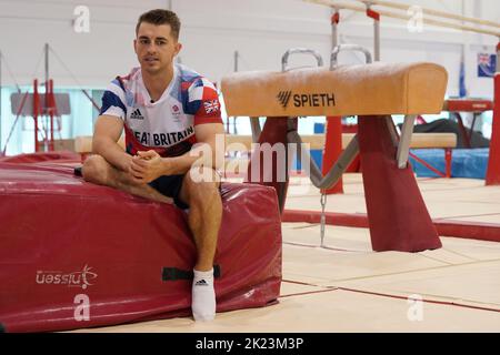 Photo du dossier datée du 05-08-2021 de Max Whitlock, qui manquera les Championnats du monde de gymnastique du mois prochain à Liverpool après avoir décidé de prolonger son temps de sortie du sport après son deuxième triomphe olympique à Tokyo l'année dernière. Date de publication : jeudi 22 septembre 2022. Banque D'Images