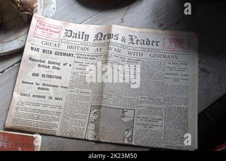 Daily News and leader, titre 1914, Grande-Bretagne en guerre avec l'Allemagne, sur une table de cuisine Banque D'Images