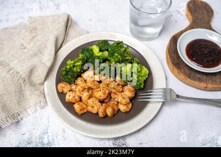 Crevettes et brocoli, plat riche en protéines et pauvre en calories. Graines de sésame à la sauce teriyaki. FACILE CREVETTES ET BROCOLI REMUER FRY. Banque D'Images