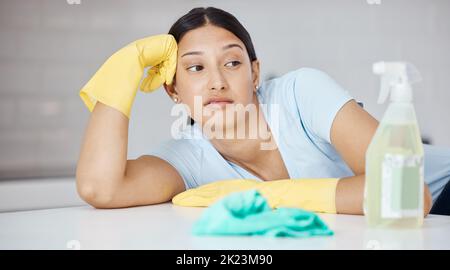 Maison de nettoyage, burnout et femme fatiguée pensant à l'idée de nettoyer la cuisine rapide, triste nettoyage de travail et le stress au-dessus de l'erreur à la maison. Personne ennuyée avec Banque D'Images