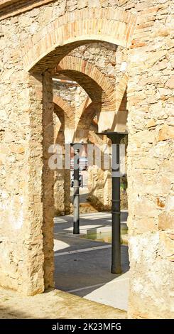 Arches et colonnes avec fontaine et étang dans le parc El Clot, Barcelone, Catalunya, Espagne, Europe Banque D'Images