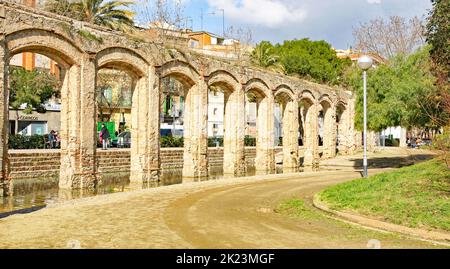 Arches et colonnes avec fontaine et étang dans le parc El Clot, Barcelone, Catalunya, Espagne, Europe Banque D'Images