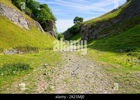 Down the rocky path between the limestone walls of Cave Dale. Banque D'Images