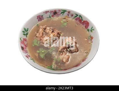 Soupe de côtes de porc ou soupe d'os de porc assaisonnée de sauce soja et de poivre arrosé de coriandre dans un bol isolé sur fond blanc avec passe-cheveux. Banque D'Images