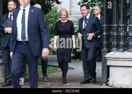 Des politiciens, dont le Premier ministre Liz Truss son cabinet, quittent la cathédrale Saint-Paul après avoir assisté à un service pour la mort de la reine Elizabeth II Banque D'Images