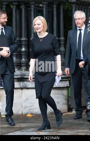 Des politiciens, dont le Premier ministre Liz Truss son cabinet, quittent la cathédrale Saint-Paul après avoir assisté à un service pour la mort de la reine Elizabeth II Banque D'Images