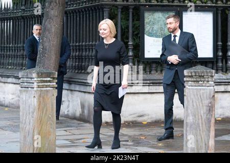 Des politiciens, dont le Premier ministre Liz Truss son cabinet, quittent la cathédrale Saint-Paul après avoir assisté à un service pour la mort de la reine Elizabeth II Banque D'Images