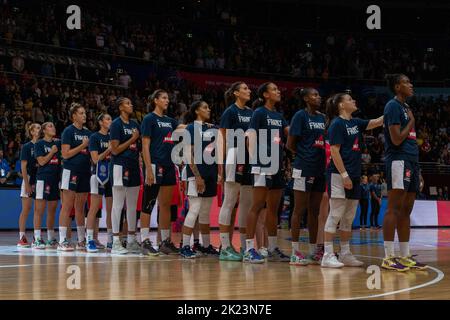 Sydney, Australie. 22nd septembre 2022. L'équipe nationale française pendant les hymnes nationaux avant le match de la coupe du monde 2022 de la FIBA Womens entre l'Australie et la France au Superdome de Sydney, en Australie. (Foto: NOE Llamas/Sports Press photo/C - DÉLAI D'UNE HEURE - ACTIVER FTP SEULEMENT SI LES IMAGES DE MOINS D'UNE HEURE - Alay) crédit: SPP Sport Press photo. /Alamy Live News Banque D'Images