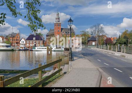 Vue sur la rivière Leda à la vieille ville de Leer, Frise orientale, Allemagne Banque D'Images