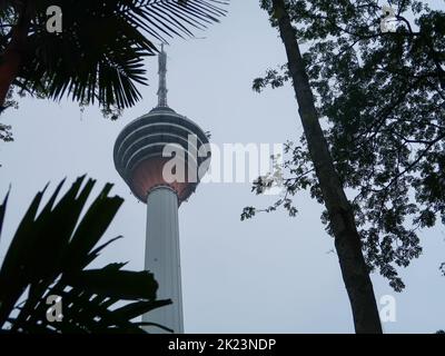 Tour KL à kuala lumpur avec ciel gris Banque D'Images