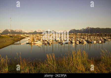 Port de plaisance et de pêche photographiés près de Homer, Alaska. Homer est une ville de Kenai Peninsula Borough, dans l'État américain de l'Alaska. Il est à 351 km (218 mi) Banque D'Images