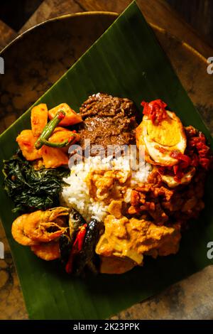 Nasi Padang. Repas traditionnel de riz avec divers accompagnements minangois de Padang, West Sumatra Banque D'Images