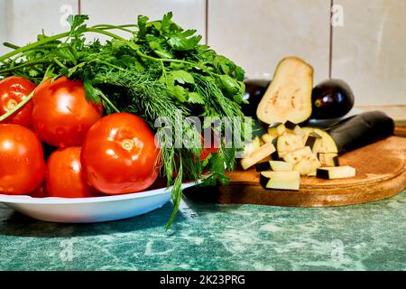 Tomates fraîches, aubergines, aneth, persil pour la cuisson Banque D'Images