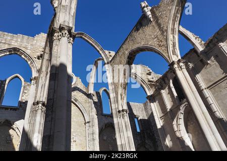 Fragment de ruines de l'église gothique. Largo do Carmo ou couvent de notre Dame du Mont Carmel, connu comme église sans toit. Nef sans toit. Lisbonne, Portugal. Banque D'Images