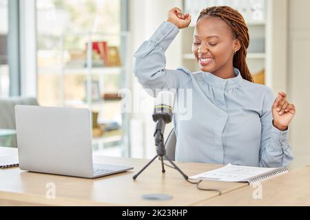 Baladodiffusion, présentateur ou blogueur dansant et s'amusant à la musique tout en enregistrant un podcast parlant avec un microphone pour son émission de discours. Drôle de radio hos Banque D'Images