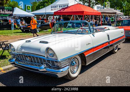 Falcon Heights, MN - 18 juin 2022 : vue d'angle avant à haute perspective d'un cabriolet 1955 Packard Caribbean lors d'un salon de voiture local. Banque D'Images