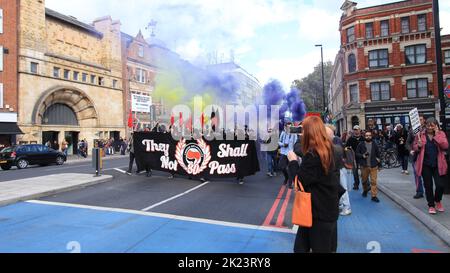 Anti-fascist protestors commemorate the Battle of Cable Street in Whitechapel, London (2016) Stock Photo