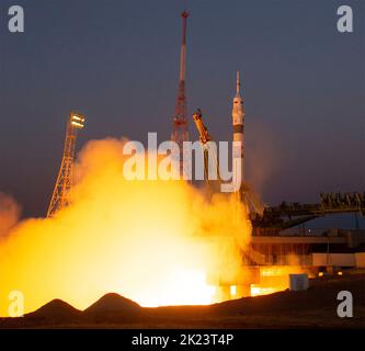 Baïkonour, Kazakhstan. 21st septembre 2022. Baïkonour, Kazakhstan. 21 septembre 2022. Le vaisseau spatial russe Soyouz MS-22 et la fusée d'appoint se délèrent du plateau de lancement 31 du cosmodrome de Baïkonour, 21 septembre 2022, à Baikonour, au Kazakhstan. L'astronaute Frank Rubio de la NASA et les cosmonautes Sergey Prokopyev et Dmitri Petelin de Roscosmos, membres de l'équipage de l'expédition 68 de la Station spatiale internationale, passeront six mois sur le complexe orbital et retourneront sur Terre en mars 2023. Credit: Bill Ingalls/NASA/Alamy Live News Banque D'Images