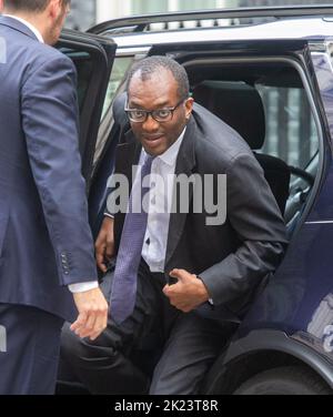 Londres, Angleterre, Royaume-Uni. 22nd septembre 2022. Le chancelier de l'Échiquier KWASI KWARTENG arrive dans Downing Street. (Image de crédit : © Tayfun Salci/ZUMA Press Wire) Banque D'Images