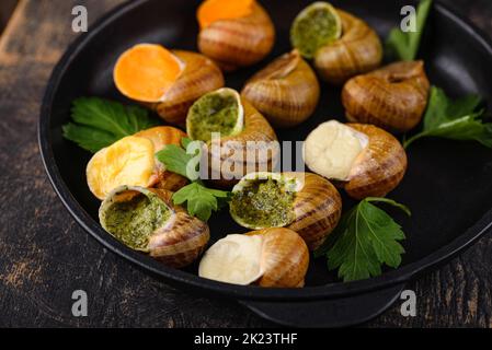 Escargots cuits Escargot avec du pain Banque D'Images