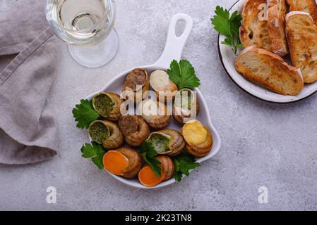 Escargots cuits Escargot avec du pain Banque D'Images