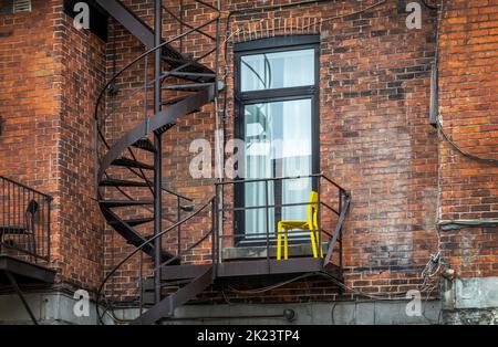 Escalier extérieur en spirale métallique rouillé sur un bâtiment en briques à Montréal, au Canada Banque D'Images