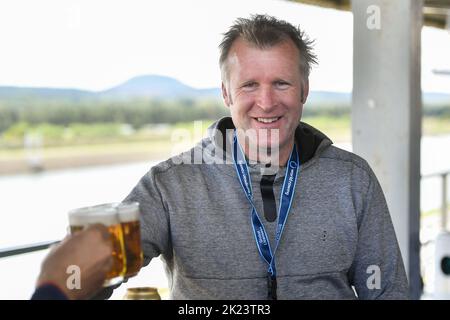 Racice, République tchèque. 22nd septembre 2022. L'ancien rameur Mahe Drysdale de Nouvelle-Zélande observe le 5 e jour des Championnats du monde d'aviron 2022 à la course de l'arène de Labe sur 22 septembre 2022 à Racice, en République tchèque. Crédit : vit Cerny/CTK photo/Alay Live News Banque D'Images