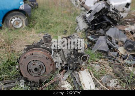 Sarulesti, Roumanie - 22 septembre 2022: Détails avec les moteurs de voiture sur le sol à l'intérieur d'une cour de ferraille. Banque D'Images