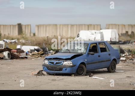 Sarulesti, Roumanie - 22 septembre 2022: Détails avec des voitures ou des pièces de voiture détruites dans un chantier de ferraille de fortune. Banque D'Images