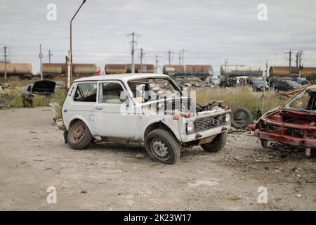 Sarulesti, Roumanie - 22 septembre 2022: Détails avec des voitures ou des pièces de voiture détruites dans un chantier de ferraille de fortune. Banque D'Images