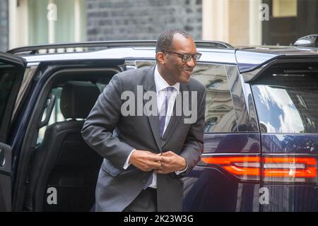 Londres, Angleterre, Royaume-Uni. 22nd septembre 2022. Le chancelier de l'Échiquier KWASI KWARTENG arrive dans Downing Street. (Image de crédit : © Tayfun Salci/ZUMA Press Wire) Banque D'Images