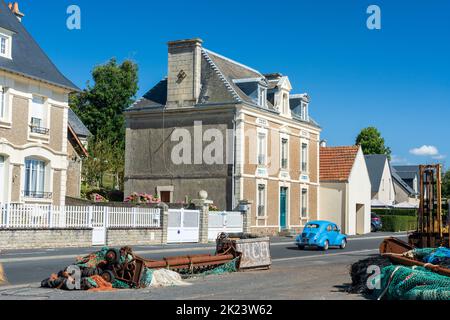 Une belle maison et une voiture bleue près du port de plaisance de Port-en-Bessin, Normandie, France Banque D'Images