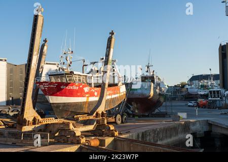 Chalutiers de pêche en mer en cours de réparation au chantier naval de Port-en-Bessin Banque D'Images