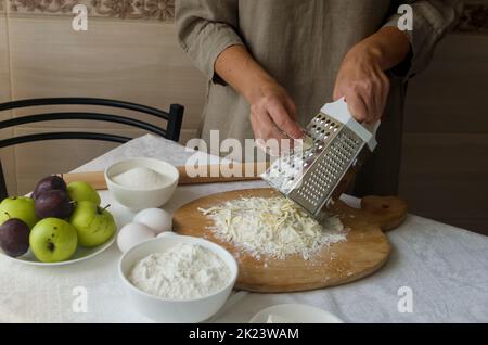 Processus de fabrication de la galette de pomme et de prune maison. Cuisine d'automne traditionnelle de saison. Femme qui fait de la pâte. Concept de cuisson. Banque D'Images