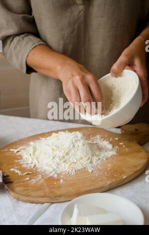 Processus de fabrication de la galette de pomme et de prune maison. Cuisine d'automne traditionnelle de saison. Femme qui fait de la pâte. Concept de cuisson. Banque D'Images