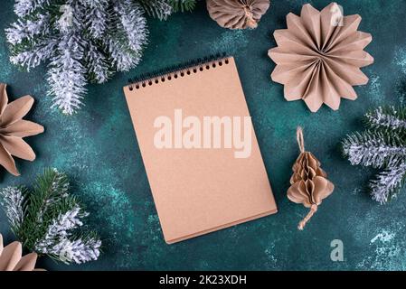 Composition de Noël avec carnet artisanal vide Banque D'Images