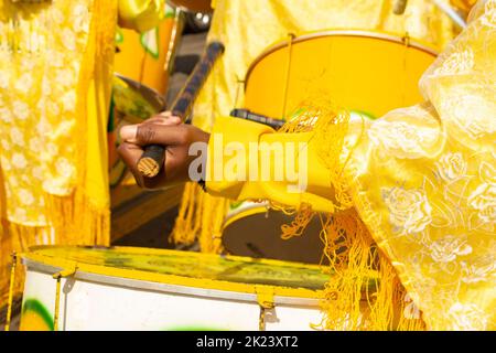 Goias, Brésil – 11 septembre 2022 : détail de certains fêtards utilisant des tambours jaunes pendant les Congadas. Banque D'Images