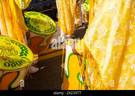 Goias, Brésil – 11 septembre 2022 : détail de certains fêtards utilisant des tambours jaunes pendant les Congadas. Banque D'Images