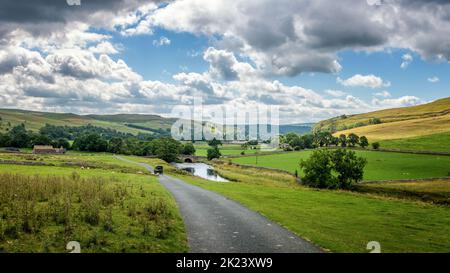 Vue de Littondale en regardant Wharfedale dans l'un des lieux de tournage de la nouvelle série All Creatures Great and Small, Kilnsey, Yorkshire Dales N Banque D'Images