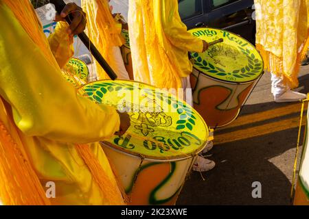 Goias, Brésil – 11 septembre 2022 : détail de certains fêtards utilisant des tambours jaunes pendant les Congadas. Banque D'Images