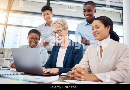 Entreprise, séminaire en ligne et ordinateur portable avec des personnes ensemble pour discuter d'un projet d'équipe d'entreprise. Communication, connexion et lieu de travail professionnel se rencontrent Banque D'Images